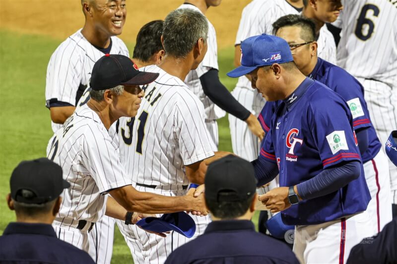 總教練吳柏宏(前右)受訪表示,希望陣中關鍵球員更自信帶領球隊,也鼓勵大家還有很大機會拚冠軍戰。圖為吳柏宏賽前與日本隊成員握手致意。中央社記者鄭清元攝 113年9月6日