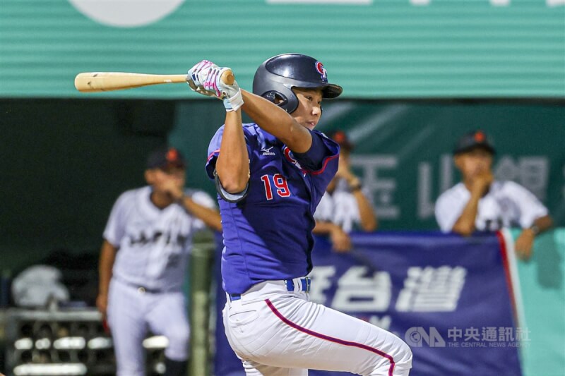 台灣陣中曾偉喆(圖)4局敲出二壘方向滾地球造成日本守備失誤,台灣一度攻占滿壘,可惜沒能成功跑回分數。中央社記者鄭清元攝 113年9月6日