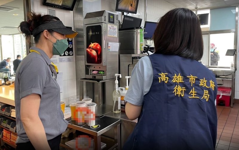 為維護民眾夏季食用飲冰品衛生安全，高雄市衛生局持續對轄內手搖飲店、冰果店、咖啡店及餐廳等現場調製飲品與冰品進行抽驗，抽驗冰品、冰塊、手搖飲料、果汁、配料等。（高雄市衛生局提供）中央社記者林巧璉傳真  113年9月6日