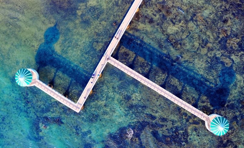 長榮集團旗下立榮航空、長汎旅行社與澎湖國家風景區管理處合作，整合澎湖在地業者規畫深度體驗遊程，行程包含探訪有「台版馬爾地夫」之稱的小池角雙曲橋等，帶領旅客感受秋季澎湖的不同魅力。（立榮航空提供）中央社記者汪淑芬傳真  113年9月6日