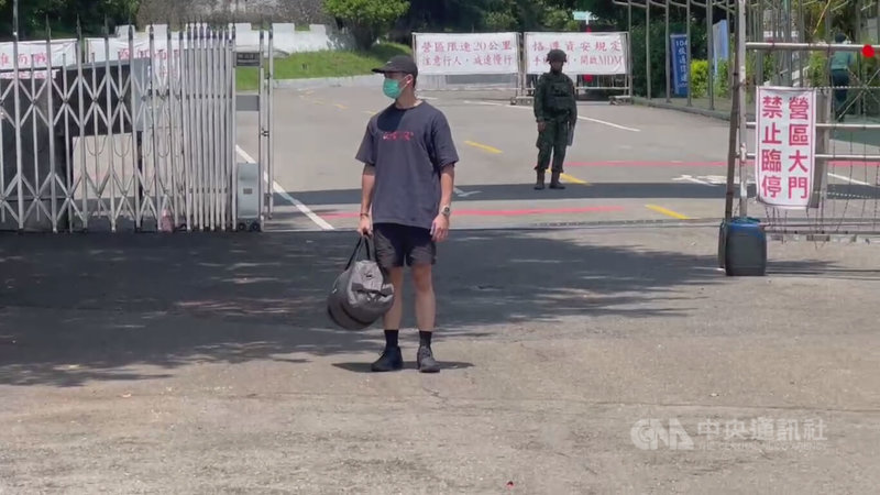 藝人許光漢（前）進成功嶺營區受訓受外界關注，經接受基礎訓練後6日放假離營，圖為許光漢中午獨自步出成功嶺大門。中央社記者蘇木春攝 113年9月6日