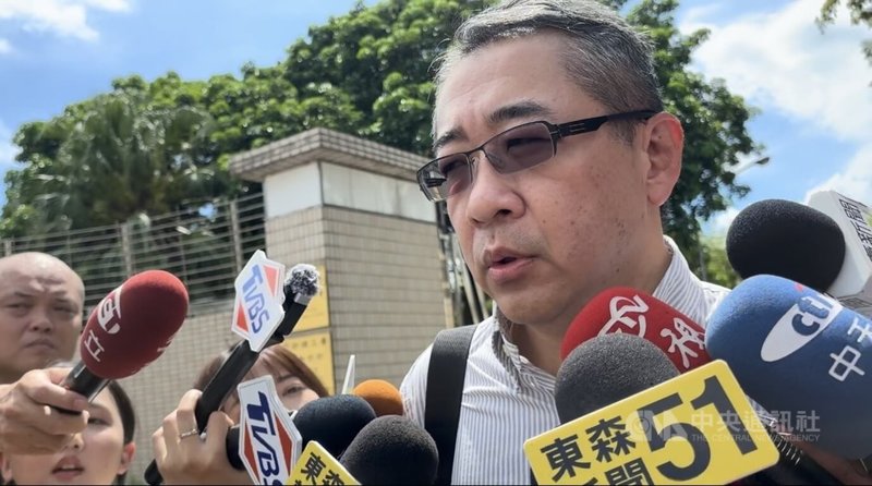 前台北市長柯文哲涉京華城案遭羈押禁見，柯文哲委任律師鄭深元（右）6日上午到法務部矯正署台北看守所律見，約於10時30分步出看守所，接受媒體聯訪是否提抗告時說，等3名律師都律見後再發表說法。中央社記者高華謙攝 113年9月6日