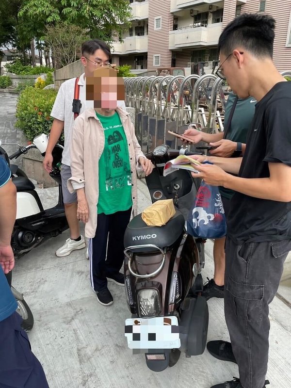 台南市1名女子在網路平台交友徵婚被騙後報警，警方逮捕4名車手，全是4年級生阿嬤；警方同時起出112萬餘元贓款，依法送辦。（台南市警局提供）中央社記者張榮祥台南傳真  113年9月6日