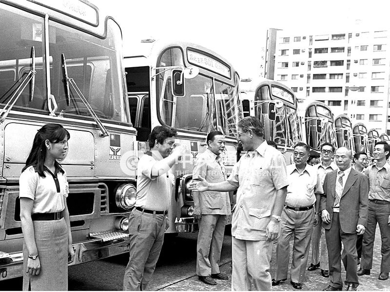 台北市長李登輝（中）巡視新購的自強公車。中央社記者陳漢中攝　69年9月8日