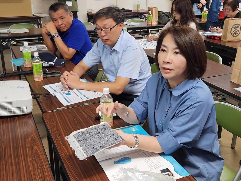 屏東縣長周春米（右）率團訪問日本鹿兒島縣，參訪行程涵蓋農漁產業、商業發展到地方創生等領域，她說，走出台灣拓展國際視野很重要，但屏東也有屏東優點，重視自身長處、汲取他人經驗，相信屏東會更好。（屏東縣政府提供）中央社記者洪學廣傳真  113年9月7日