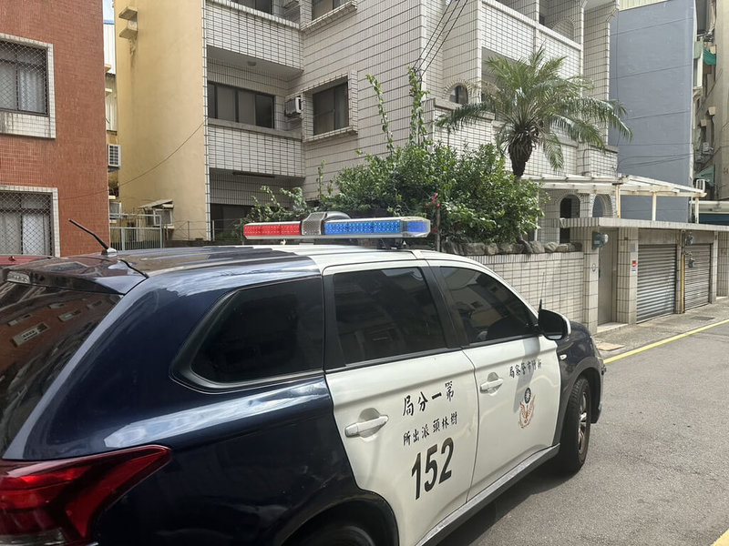 新竹市警察局第一分局7日表示，根據網路資訊得知前台北市長柯文哲位於新竹市的老家疑遭人貼圖片、擺放字卡，警方到場發現有燃放鞭炮痕跡，已掌握違序人身分並通知到案說明，後續將不定時派員到附近巡邏。（民眾提供）中央社記者魯鋼駿傳真  113年9月7日