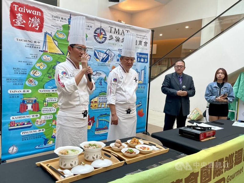 大葉大學餐旅管理學系專技教授彭建治（左1）和金山兄弟食堂行政主廚郭宏徹（左2），在加拿大多倫多進行「台灣美食國際巡迴講座」。中央社記者胡玉立多倫多攝 113年9月7日