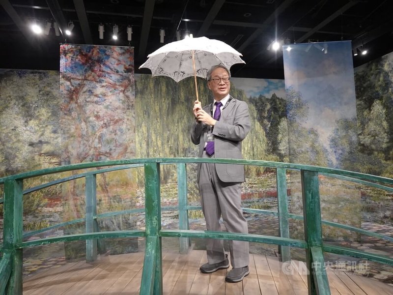 文化部長李遠6日造訪位於日本埼玉縣所澤市的角川武藏野博物館,拜會角川集團名譽理事角川歷彥後到館內參觀。該館正展出「莫內 沉浸之旅 我的光影世界」。中央社記者楊明珠埼玉攝 113年9月7日