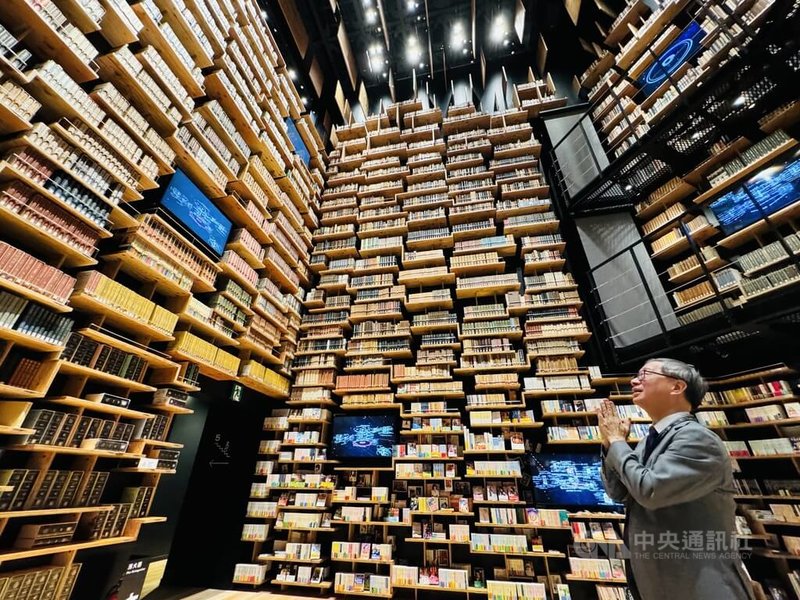 文化部長李遠6日造訪位於日本埼玉縣所澤市的角川武藏野博物館,此館有一座8公尺高、收藏逾2萬本書的圖書館 李遠對著書牆,雙手和十地說:「我是作家,所以我敬仰書。」中央社記者楊明珠埼玉攝 113年9月7日