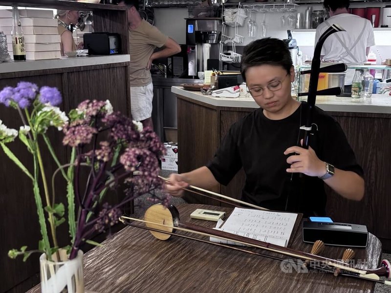 榮興客家採茶劇團樂師鍾繼儀5日為僑委會「台灣美食國際巡迴講座」演奏北管音樂,曲目包括民謠四季紅、望春風、六月茉莉及北管樂曲梅雀爭春。中央社記者劉郁葶布拉格攝 113年9月7日