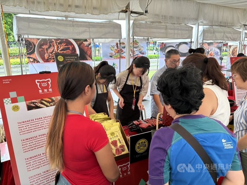 農業部委託商業發展研究院，6日至9日在菲律賓大馬尼拉地區一座高級商圈舉行「台灣豬歡樂派對」，買氣旺盛。中央社實習記者黃育靜馬尼拉攝  113年9月7日