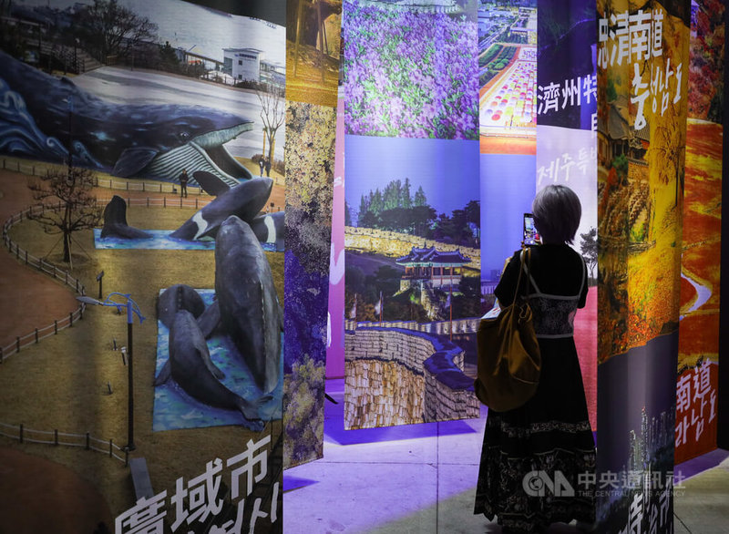 「2024韓國文化觀光大展」7日持續在華山文創園區舉行,適逢週末假日,吸收不少民眾參觀,瞭解韓國的旅遊景點和美食文化。中央社記者謝佳璋攝 113年9月7日