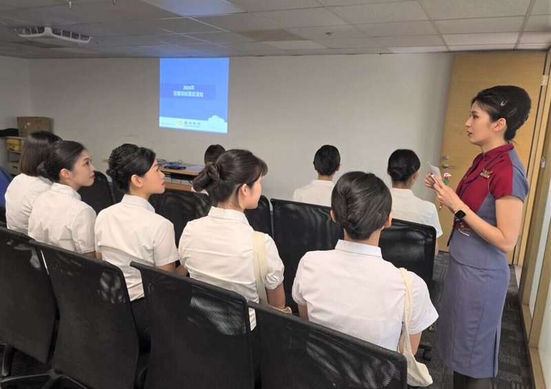 華信航空7日舉行空服員招考初試，預定14日複試，總共1332人報名，最後預計錄取人數為12名，錄取率不到1%。（華信航空提供）中央社記者汪淑芬傳真  113年9月7日