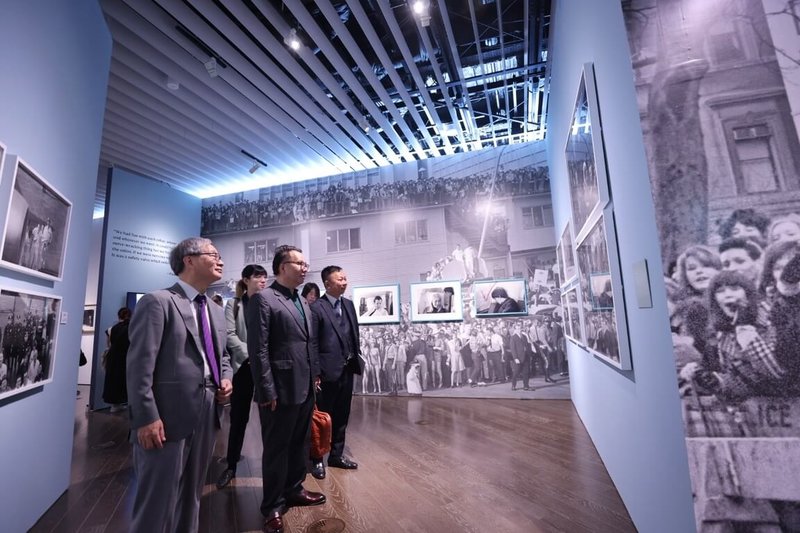 文化部長李遠(左1)參觀森美術館,公布9月27至29日將與日本最大城市國際藝術節「六本木藝術之夜」首次合作「聚焦台灣主題」單元。圖為李遠一行參觀該美術館的「保羅麥卡尼暴風眼攝影展」。(文化部提供)中央社記者楊明珠東京傳真 113年9月7日