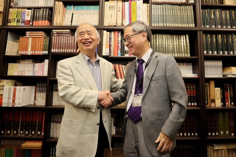 文化部長李遠6日造訪位於日本埼玉縣所澤市的角川武藏野博物館角,角川集團名譽理事角川歷彥(左)親自接待,並請李遠推薦台灣電影,兩人相談甚歡。(文化部提供)中央社記者楊明珠東京傳真 113年9月7日