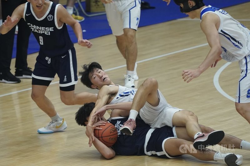 第7屆亞洲大學男籃錦標賽7日在台北體育館由台灣隊(黑衣)與韓國隊(白衣)進行冠軍決戰,雙方球員在場上互不相讓,激烈爭球。中央社記者徐肇昌攝 113年9月7日