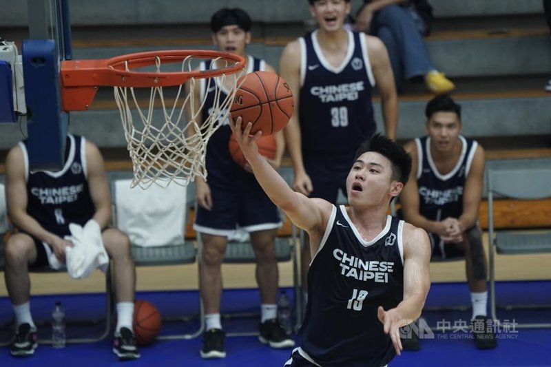 第7屆亞洲大學男籃錦標賽7日下午在台北體育館舉行冠軍戰,由地主台灣隊與韓國隊交手,台灣得分主力劉丞勳(前)上籃得分。中央社記者徐肇昌攝 113年9月7日