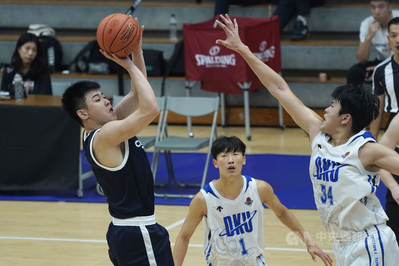 第7屆亞洲大學男籃錦標賽冠軍決賽7日在台北體育館由地主台灣隊與韓國隊交手,台灣主力球員劉丞勳(左)無懼對方防守、跳投得分,終場台灣以84比66成功留下冠軍寶座。中央社記者徐肇昌攝 113年9月7日