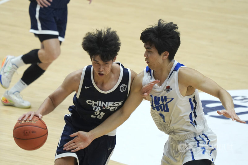 第7屆亞洲大學男籃錦標賽7日在台北體育館進行最後的冠軍決戰,台灣隊(黑衣)與韓國隊(白衣)場上互不相讓、力拚勝利,最終由台灣以84比66拿下本屆冠軍。中央社記者徐肇昌攝 113年9月7日