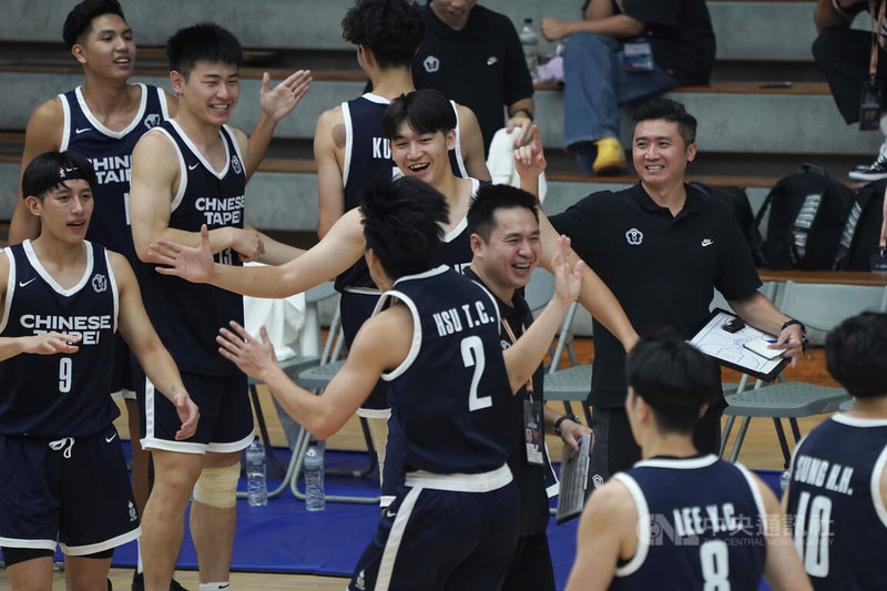 第7屆亞洲大學男籃錦標賽冠軍賽7日下午在台北體育館點燃戰火,終場由地主台灣隊(圖)成功留下冠軍獎盃,賽後教練與選手們在場邊開心擊掌慶祝。中央社記者徐肇昌攝 113年9月7日