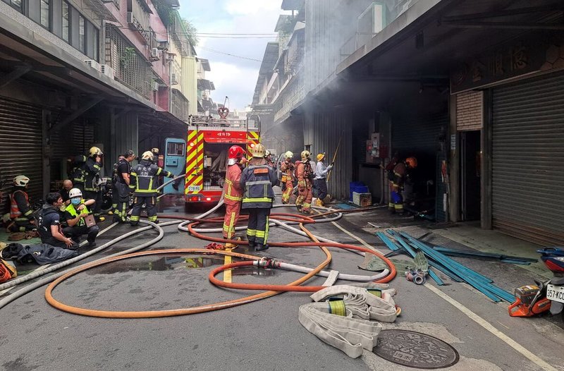 新北市消防局7日下午獲報指三重區中正北路一處巷弄發生工廠火警，人車動員到場布水線灌救，疏散工廠樓上3名住戶，火警現場則沒有人受傷。（民眾提供）中央社記者黃旭昇新北市傳真  113年9月7日