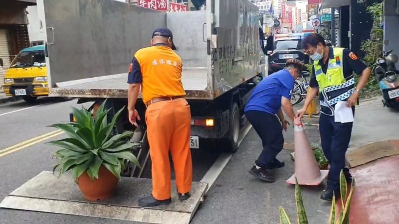 斗六火車站周邊道路常有車輛違停影響人、車通行安全及權益，雲林縣斗六警分局日前聯合相關單位加強拖吊並與公所清潔隊執行清道專案，清除道路擺放盆栽、廣告旗幟、鐵拒馬、雜物等各類路障。（警方提供）中央社記者姜宜菁傳真  113年9月7日