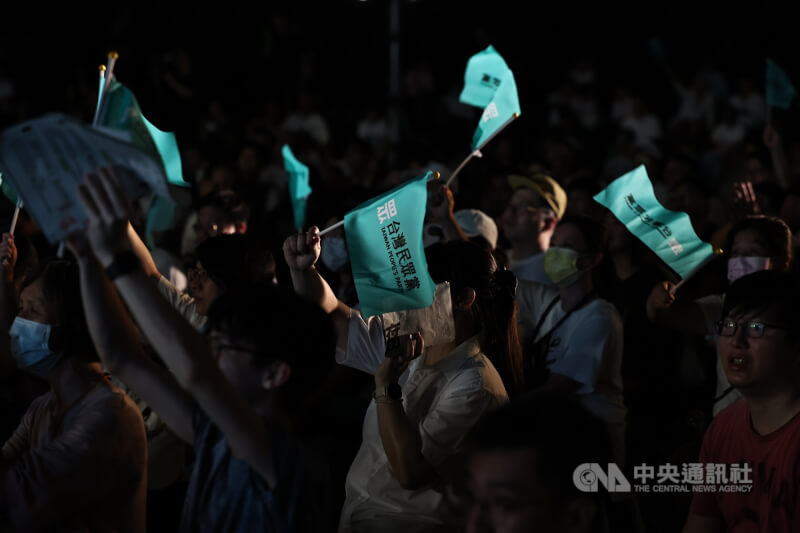 今年6月台灣民眾黨舉辦「反貪腐、護台灣」宣講活動，現場湧入民眾參與，一同揮舞旗幟表達支持。（中央社檔案照片）