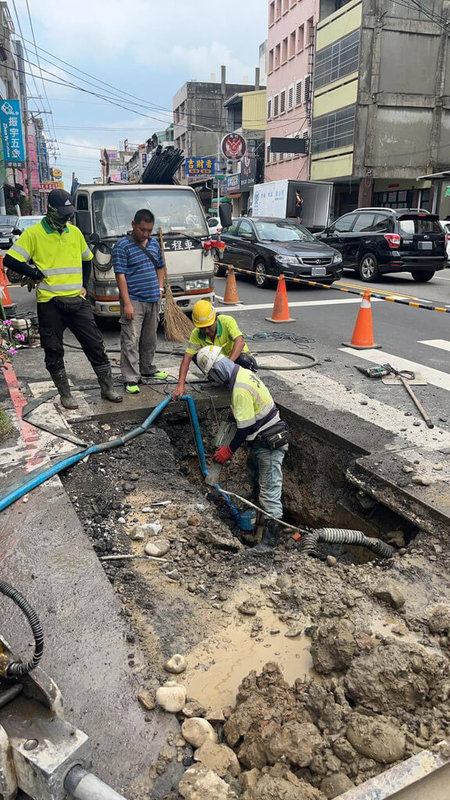 台中市豐原區成功路、一心路口水管6日下午疑滲漏，自來水公司派員搶修，周遭部分地區停水，預計7日晚間可恢復供水。（社皮里長涂力旋提供）中央社記者趙麗妍傳真  113年9月7日