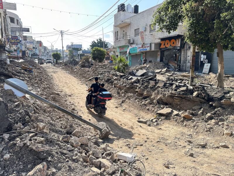 西岸占領地一處因戰爭而遭摧毀的街道。（路透社）