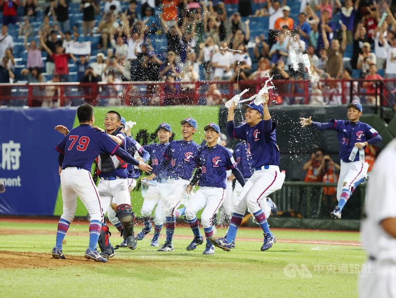 U18亞洲青棒錦標賽台灣拿下冠軍，球員開心衝進場內慶祝。中央社記者張新偉攝 113年9月8日