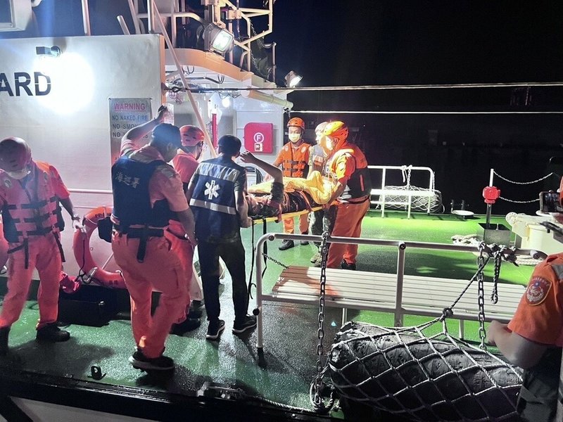 海巡署第11巡防區指揮部7日深夜接獲東引衛生所通報,東引指揮部有一名士兵發生敗血性休克,有就醫急迫性,馬祖海巡隊立即派艇馳援,協助後送事宜。(海巡隊提供)中央社記者王鴻國傳真 113年9月8日