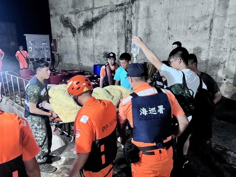 國軍東引地區指揮部7日深夜有一名士兵發生敗血性休克,由於島上無專科醫生及設備可救治,經評估需急迫就醫,馬祖海巡隊獲報後立即派艇馳援,順利將病患後送就醫。(海巡隊提供)中央社記者王鴻國傳真 113年9月8日