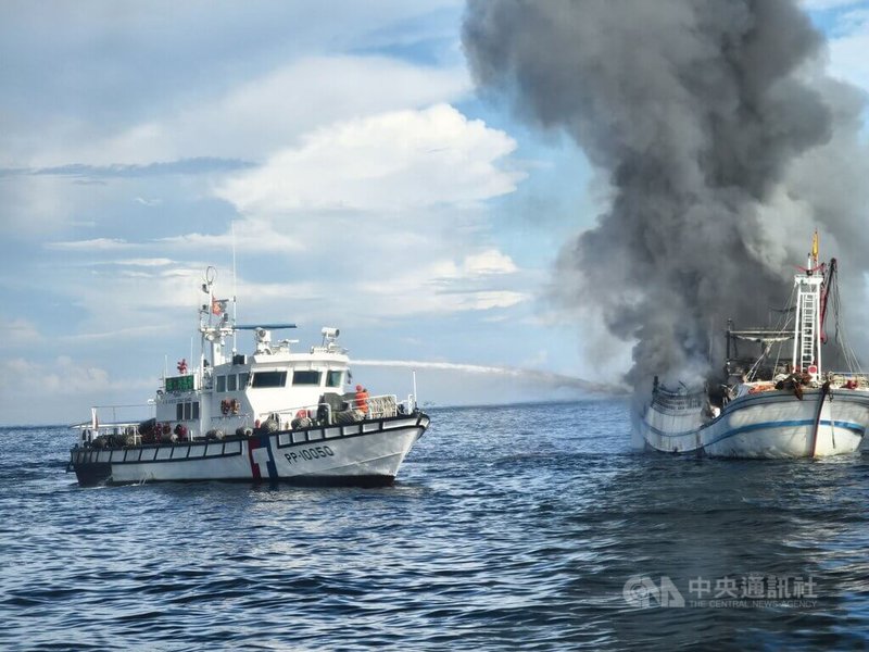 一艘漁船8日上午在新北市貢寮區海域起火燃燒，黑煙直竄天際，海巡署獲報立即指派艦隊分署基隆海巡隊PP-10050巡防艇及澳底海巡隊PP-3566巡防艇到場滅火。（翻攝畫面）中央社記者王朝鈺傳真  113年9月8日