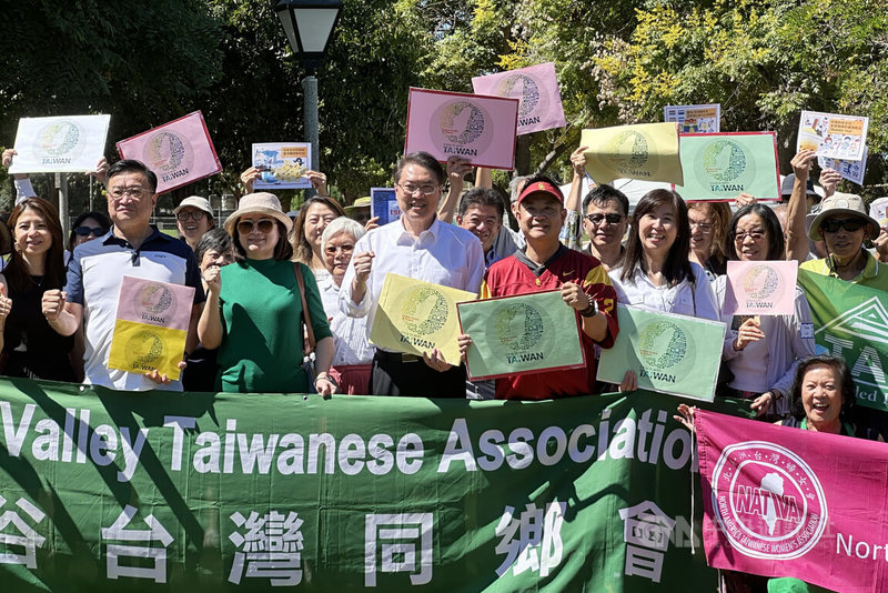 民進黨秘書長林右昌7日在舊金山灣區與台僑社團共同舉起標語，聲援台灣加入聯合國相關組織（UN for Taiwan）。中央社記者張欣瑜舊金山攝  113年9月8日