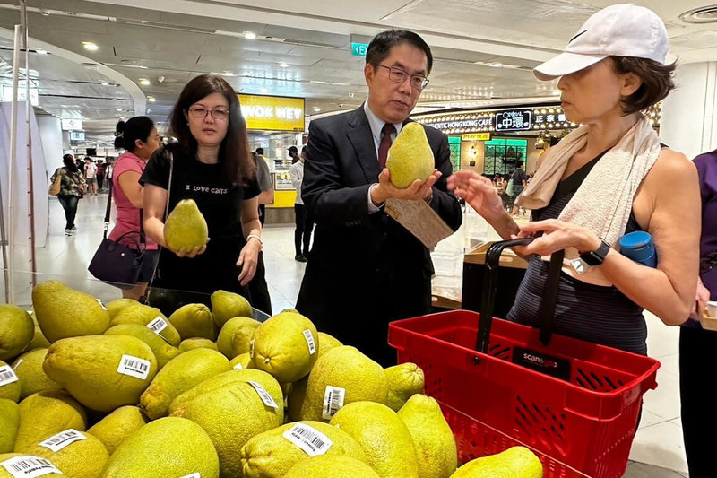 台南文旦邁入盛產期，台南市政府協助拓銷海外市場，近日在新加坡一家連鎖超市上架，市長黃偉哲（前中）7日前往了解上架情形，並向當地民眾推薦台南文旦。（台南市政府提供）中央社記者楊思瑞台南傳真  113年9月8日