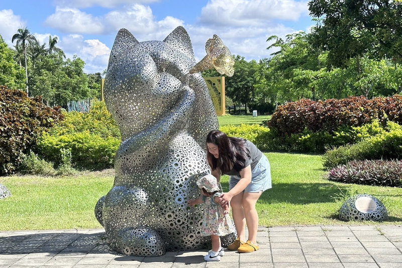 台南山上花園水道博物館入口廣場處，設有一隻不銹鋼製特殊貓造型藝術裝置「幸福．召喚」，被遊客稱為「水道貓」，近來相當受歡迎。（台南市文化局提供）中央社記者楊思瑞台南傳真  113年9月8日