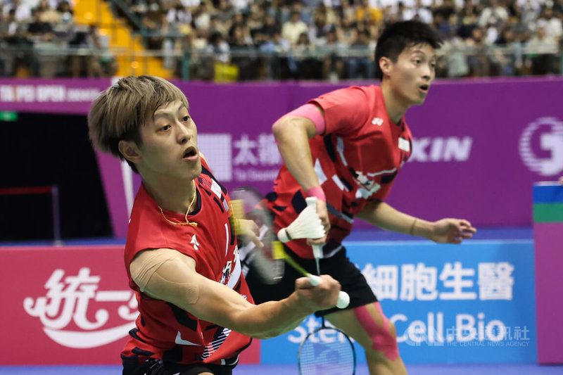 2024台北羽球公開賽男雙決賽8日進行,台灣組合李哲輝(左)、楊博軒(右)以21比7、25比23,直落2擊敗自家人江建葦、吳軒毅,順利奪得金牌。中央社記者吳家昇攝 113年9月8日