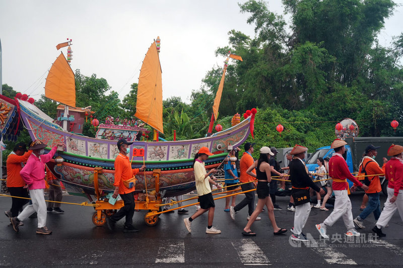 小琉球民俗盛事迎王平安祭典8日迎來重頭戲「牽船遶境」，遶經港灣各處收煞驅邪，傳統上為祈求出海作業平安。中央社記者黃郁菁攝  113年9月8日