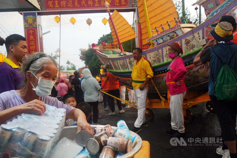 小琉球舉行三年一科迎王平安祭典，8日「牽船遶境」為重頭戲，家家戶戶也準備點心、飲品，供轎班人員與隨香客補充體力。中央社記者黃郁菁攝  113年9月8日