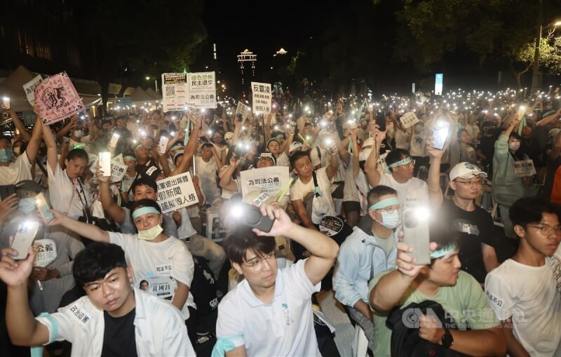 民眾黨8日晚間在立法院旁的濟南路發起首場公民開講活動，捍衛黨主席柯文哲清白與程序正義，支持者頭上綁著藍綠色布條，現場亮起手機燈光聲援。中央社記者張皓安攝 113年9月8日