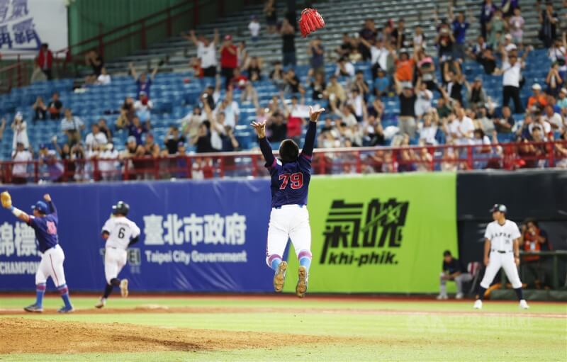 U18亞洲青棒錦標賽台灣隊8日冠軍戰以6比1擊敗日本，台灣後援投手林鉑濬（中）情緒振奮，在場中開心躍起。中央社記者張新偉攝 113年9月8日