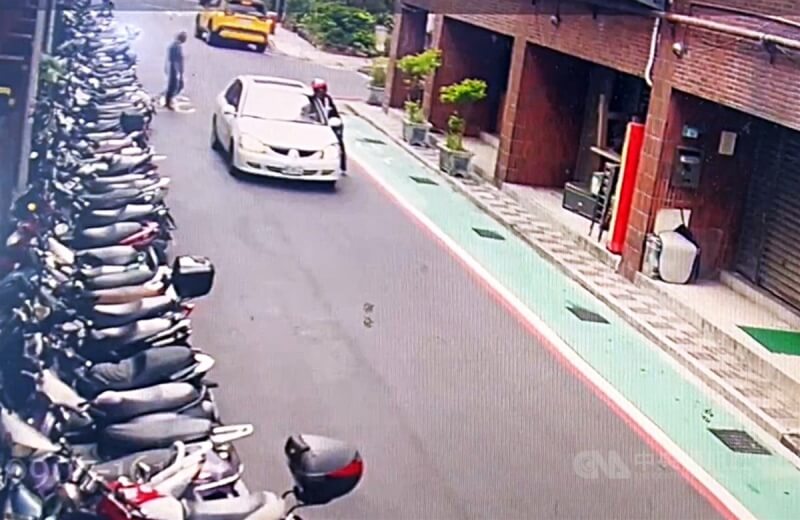 新北市新店街頭7日下午發生男子緊抓白色小客車車窗當街遭拖行事件，雙方疑有糾紛並互告傷害，警方詢後將2人函送台北地檢署偵辦。（翻攝照片）中央社記者王鴻國傳真 113年9月8日