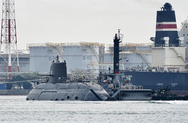 圖為國造潛艦海鯤軍艦2月泊港測試拖帶進塢，半截船身浮在水面。中央社記者董俊志攝 113年2月27日