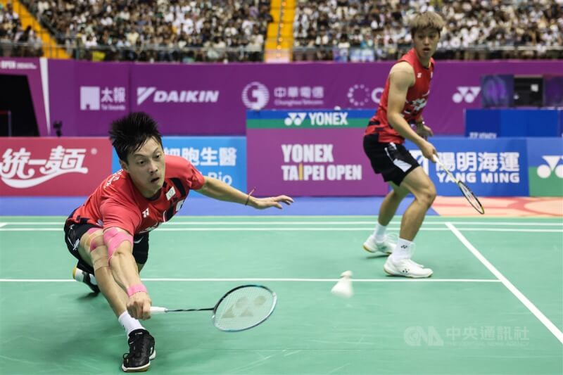 台灣男雙組合李哲輝(右)、楊博軒(左)8日在2024台北羽球公開賽出戰,與自家組合江建葦、吳軒毅爭冠,最終順利以直落2拿下勝利。圖為楊博軒奮力救球。中央社記者吳家昇攝 113年9月8日