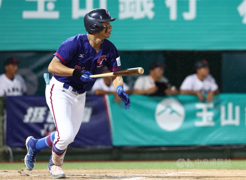 U18亞洲青棒錦標賽8日晚間冠軍賽上演台日大戰，日本隊開賽就有攻勢，1局下靠著2支安打、2次盜壘攻下1分；台灣隊柯敬賢（圖）3局上敲出左外野方向三壘打、送回追平分。中央社記者張新偉攝 113年9月8日