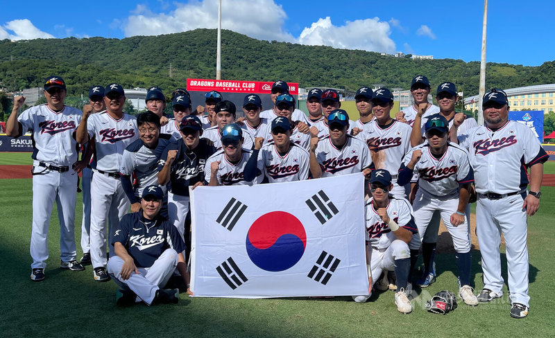 U18亞洲青棒錦標賽韓國隊8日在天母棒球場以8比0擊敗菲律賓隊、奪下季軍，韓國隊賽後拉起韓國旗在場上拍照留念。中央社記者張新偉攝113年9月8日