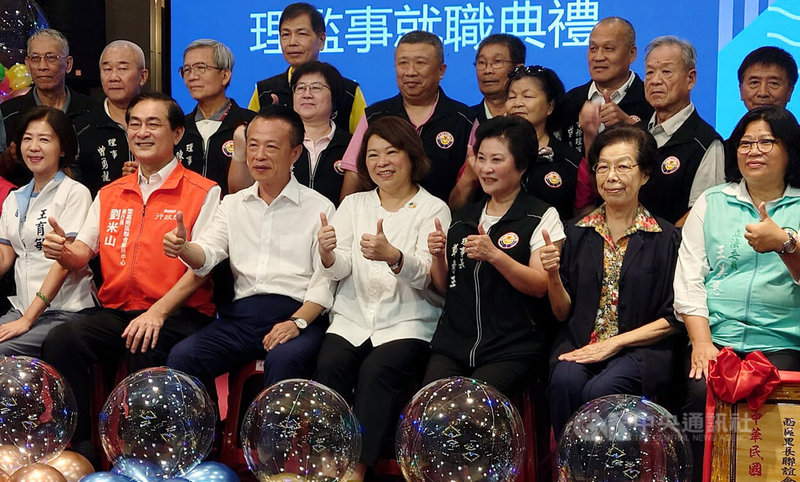 嘉義市嘉邑行善團新任理事長就職典禮8日在滿福樓婚宴廣場舉行,新任理事長鄭秀玉(前右3)、前監察院長張博雅(前右2)、嘉義市長黃敏惠(前右4)、嘉義縣長翁章梁(前右5)、國民黨立委王育敏(前左1)與民進黨立委王美惠(前右1)等人合影。中央社記者蔡智明攝 113年9月8日