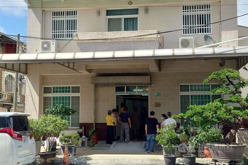 前台南縣議會議長吳健保病逝,住家8日有親友進出處理後事。中央社記者楊思瑞攝 113年9月8日