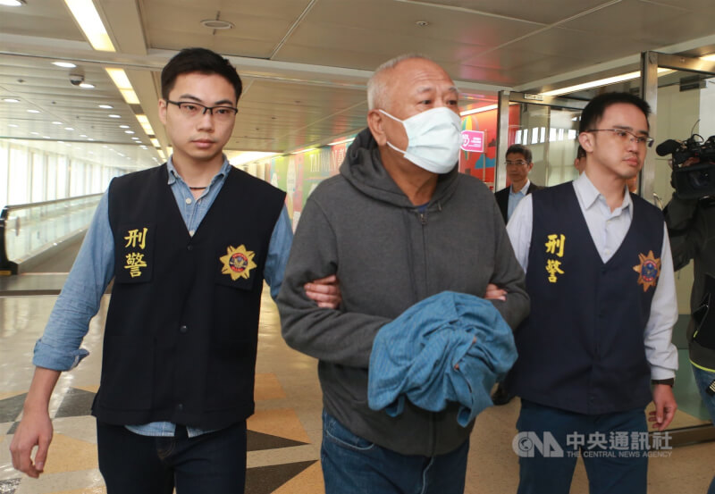 圖為吳健保(中)2019年2月被押解返台。中央社記者邱俊欽桃園機場攝 108年2月6日