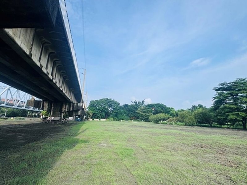 颱風凱米造成高屏溪水位暴漲，退水後高雄市大樹區舊鐵橋溼地公園內大量土砂淤積，全區約7成面積遭覆蓋，水利局調派機具搶通，目前已恢復開放聯外道路、大草原等區域，園區內其他地方則將再擇期開放。（高雄市水利局提供）中央社記者蔡孟妤傳真  113年9月9日